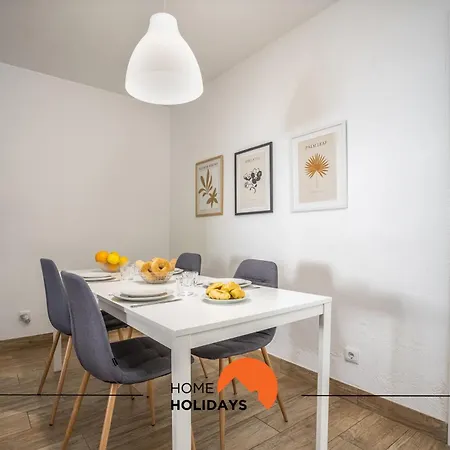 #002 Donalds Flat By Holidays Апартаменти