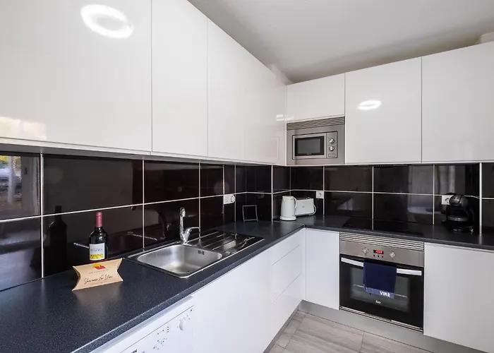 #002 Donalds Flat By Holidays